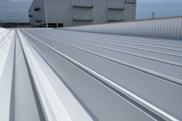 屋根遮熱塗装足場工事の様子